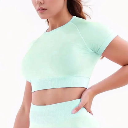 DFYNE Seamless Gym Set for Women – Impact Yoga Crop Top with Sleeves & High-Waisted Pleated Scrunch Bum Shorts, Sculpting Fitness Outfit Workout Summer Clothes Workout Daily Wear Timeless Sports Style