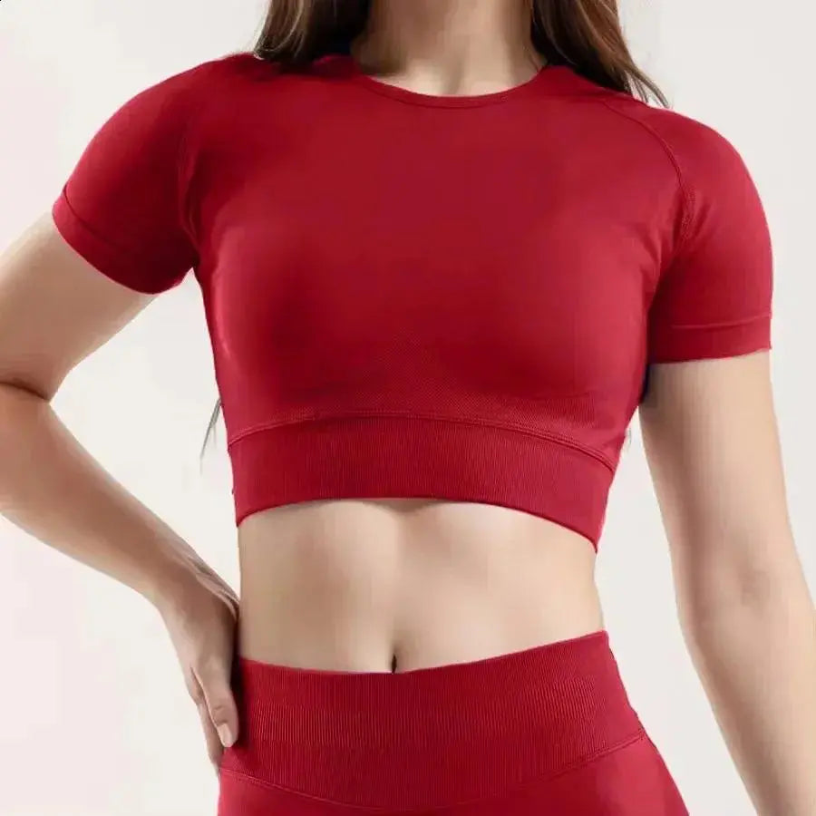 DFYNE Seamless Gym Set for Women – Impact Yoga Crop Top with Sleeves & High-Waisted Pleated Scrunch Bum Shorts, Sculpting Fitness Outfit Workout Summer Clothes Workout Daily Wear Timeless Sports Style